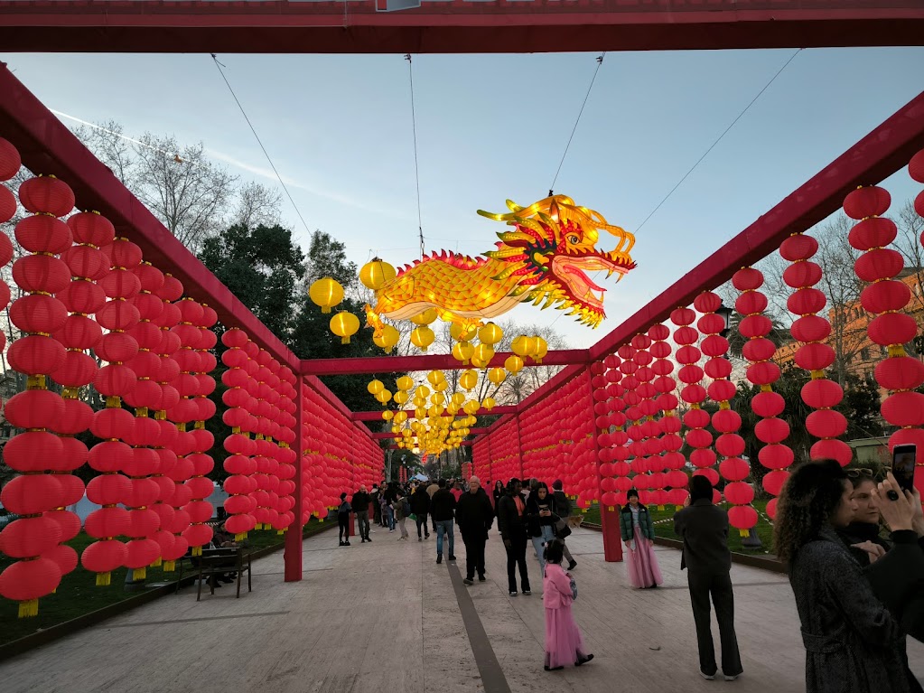 17 e 18 febbraio 2024 Immagini della Festa del Capodanno Cinese (Anno del Drago) allEsquilino. Colori, folklore e allegria ma non sono mancati i problemi